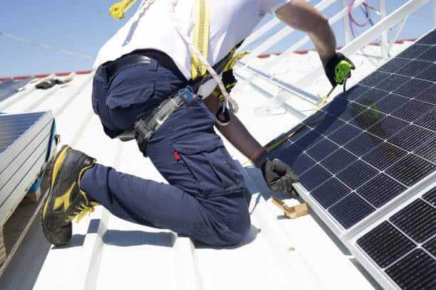 technicien installation panneaux solaires toiture