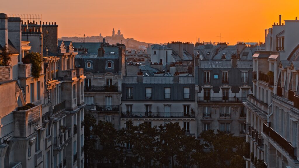 Façade de maison avec volets extérieurs fermés pendant une canicule estivale