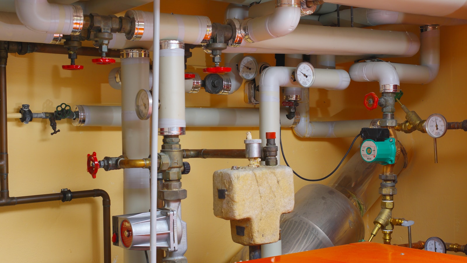 Circuit hydraulique de chauffage avec ballon, circulateur et vannes, illustrant le ballon tampon d'une pompe à chaleur