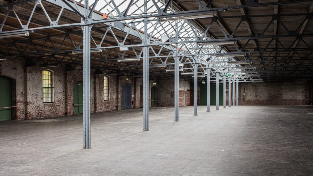 Grand volume industriel a haut plafond, contexte d'un brasseur d'air HVLS