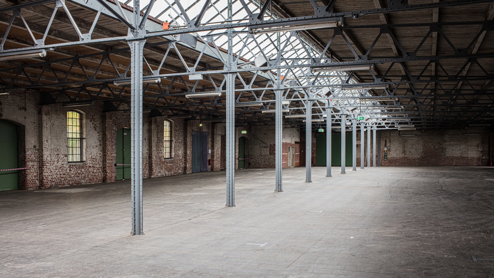 Grand volume industriel a haut plafond, contexte d'un brasseur d'air HVLS