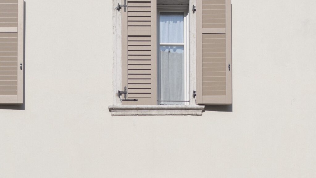 Protection solaire exterieure a lames posee en facade au-dessus d'une baie vitree