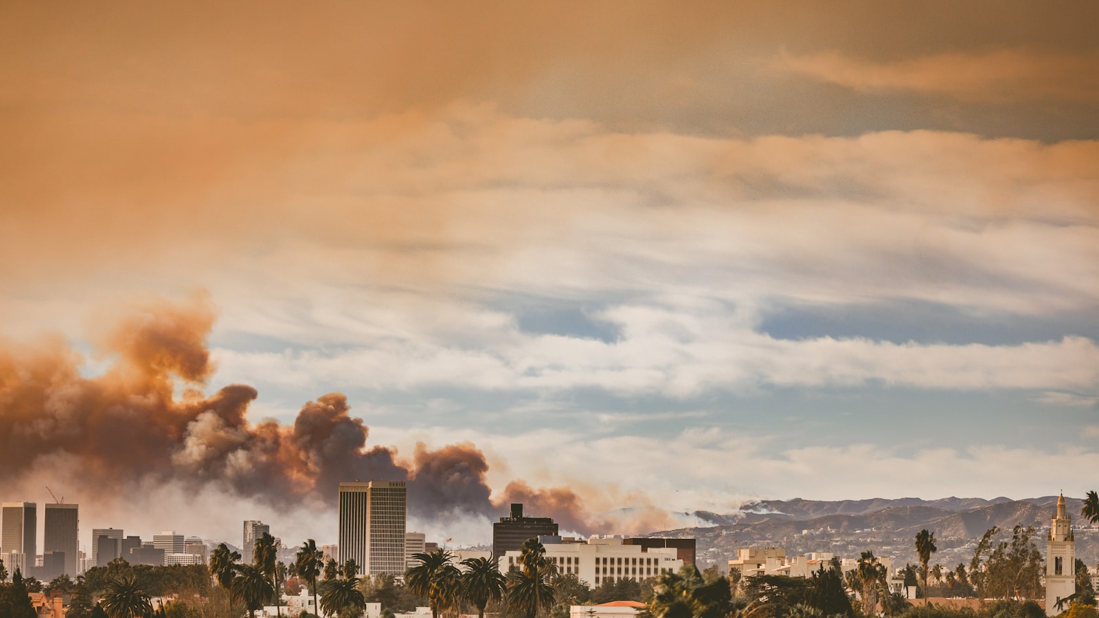Ciel charge de fumee d incendie au-dessus d une ville pendant un episode de canicule
