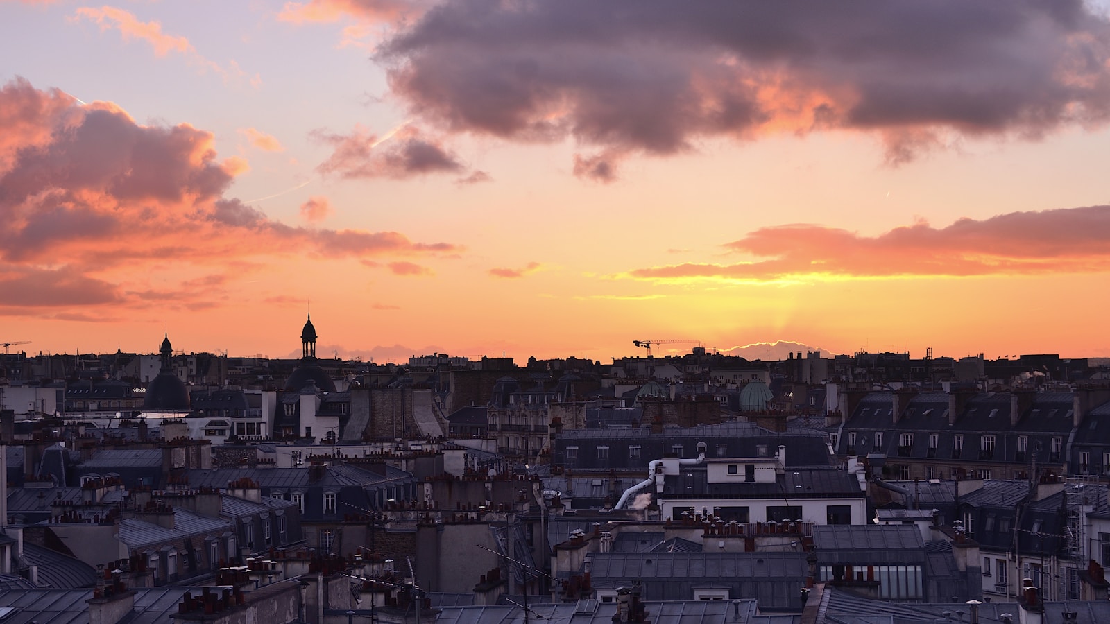 Unité extérieure de climatisation sur la façade d'une maison en pleine canicule
