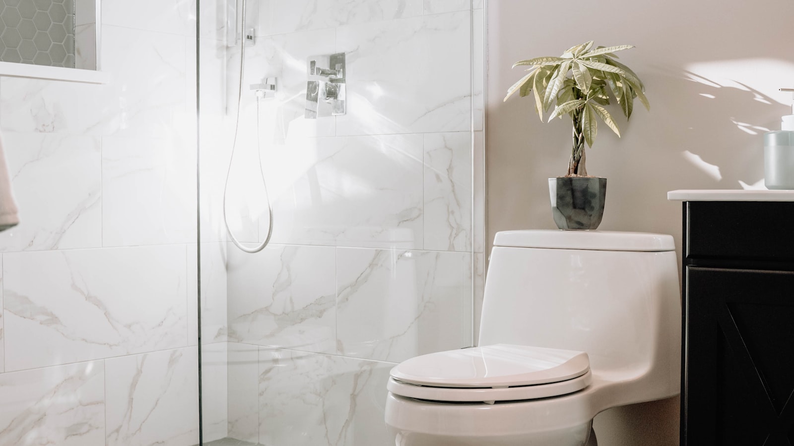 Salle de bain moderne avec douche, illustrant la production d'eau chaude sanitaire par chauffe-eau thermodynamique