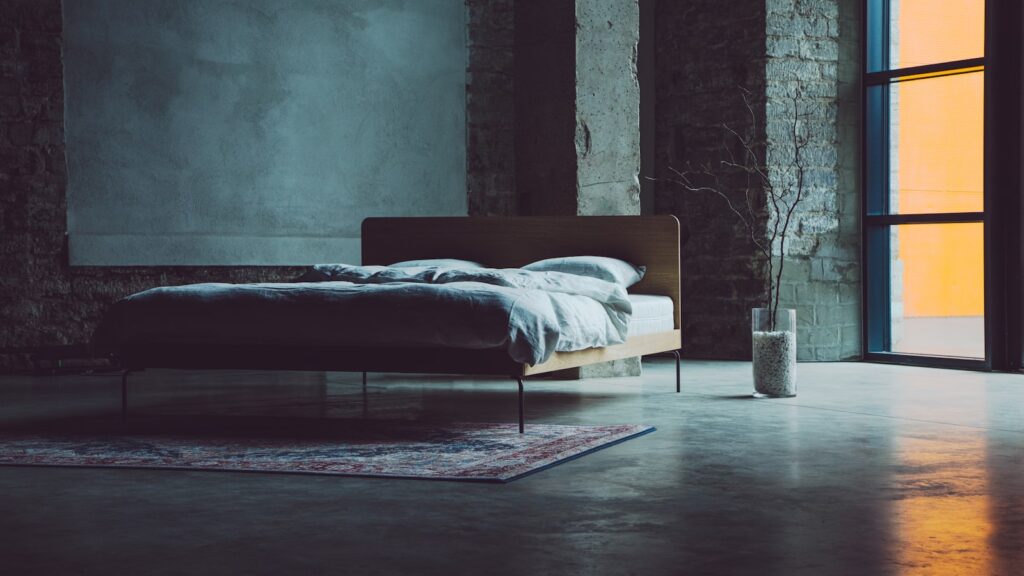 Climatiseur mural dans une chambre pour dormir au frais