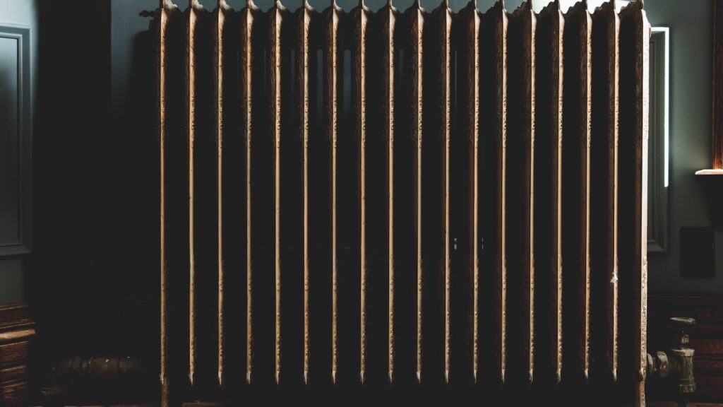 Thermostat et radiateur électrique d'un logement