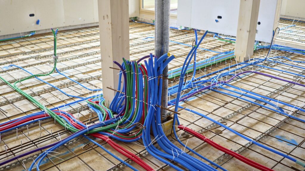 Installation technique au-dessus d'une porte de magasin
