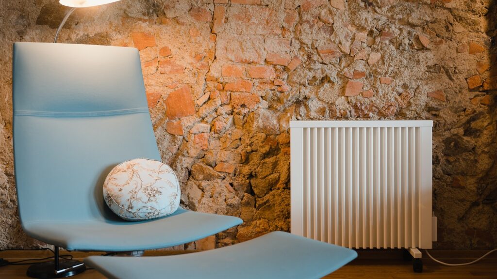 Sèche-serviettes électrique dans une salle de bains