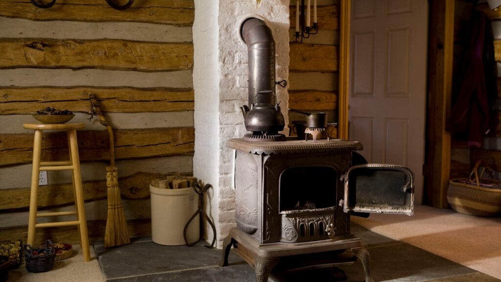 Chaudière à granulés dans un local technique de maison