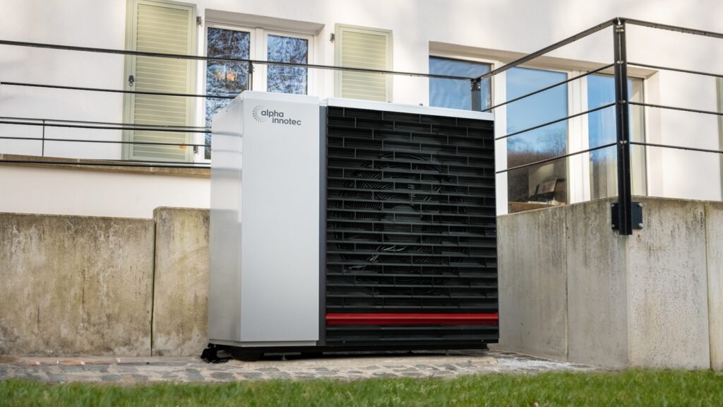 Pompe à chaleur au propane R290 devant une maison