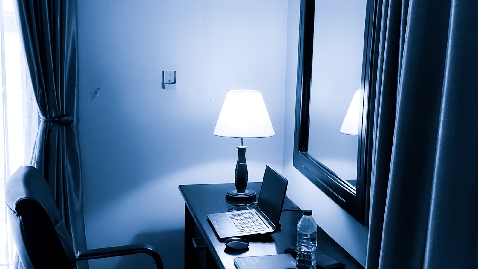 Climatiseur mobile pose dans un salon avec sa gaine d'evacuation par la fenetre