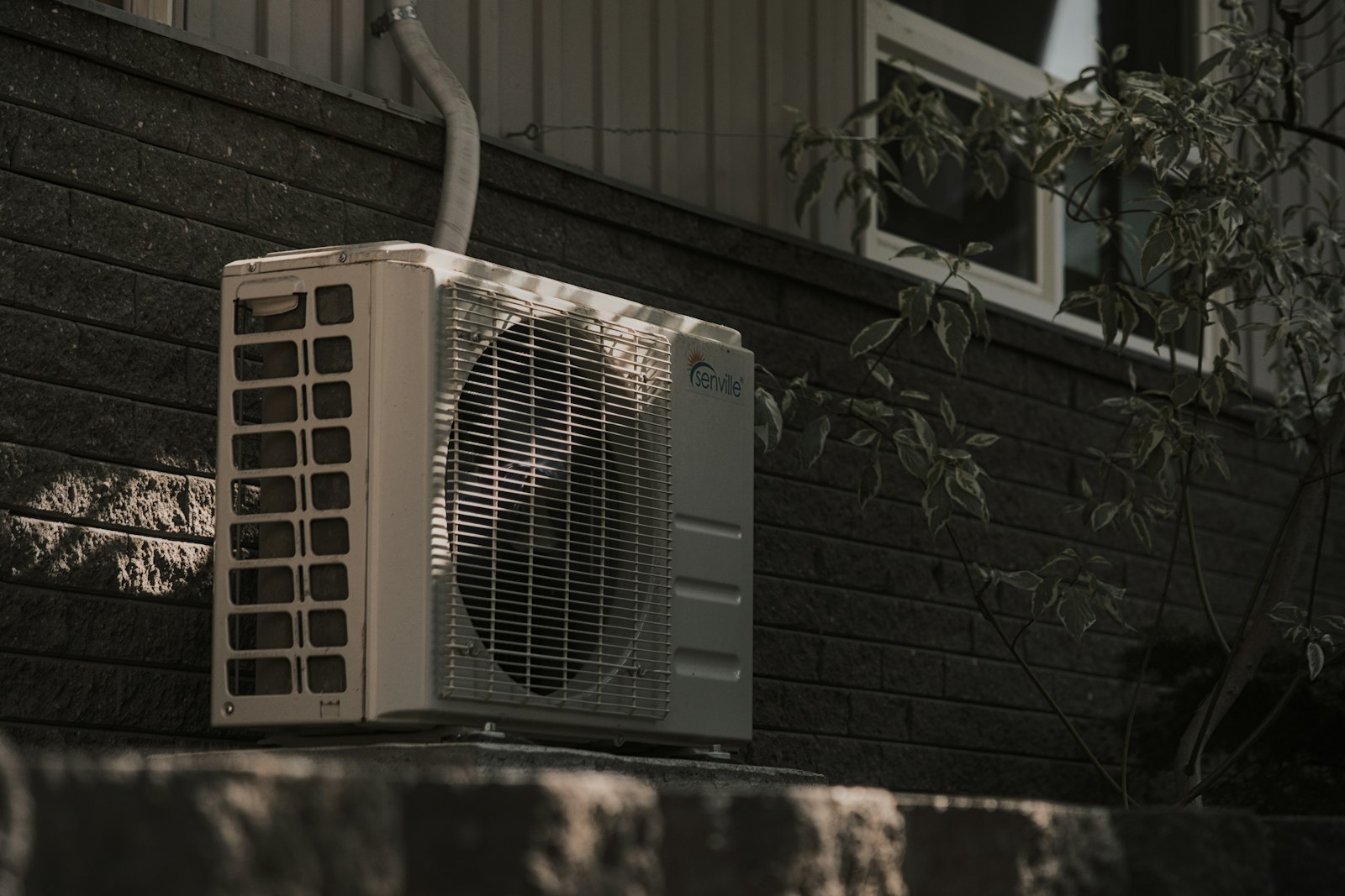 Climatiseur réversible mural blanc illustrant la baisse de TVA à 5,5%
