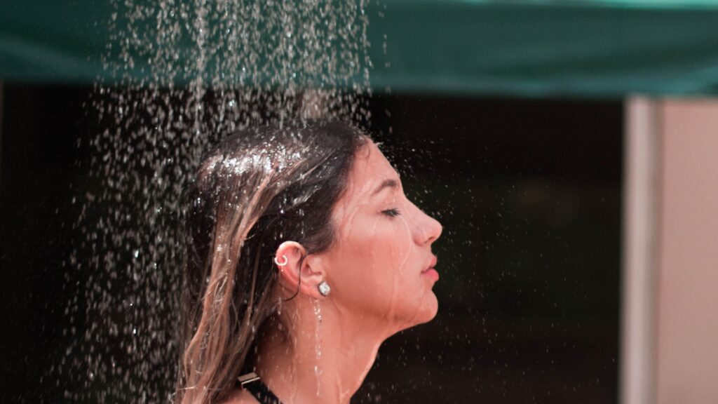 Douche chaude : l'eau chaude sanitaire produite par un chauffe-eau thermodynamique