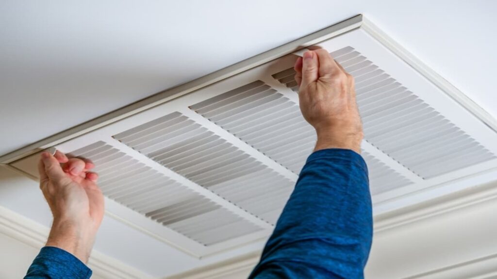 Nettoyage des filtres d'un climatiseur split réversible pour préserver rendement et qualité de l'air