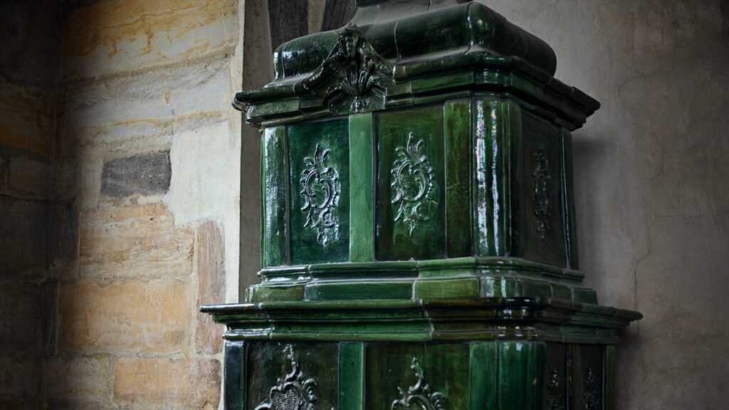 Kachelöfen : poêle de masse en carreaux de faïence verte ornés