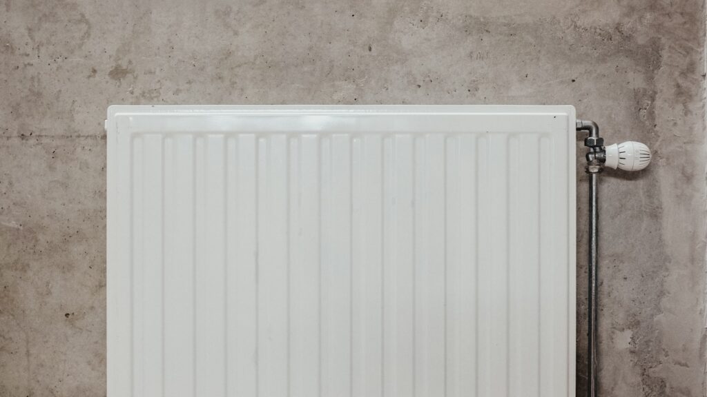 Radiateur en fonte dans une piece de maison
