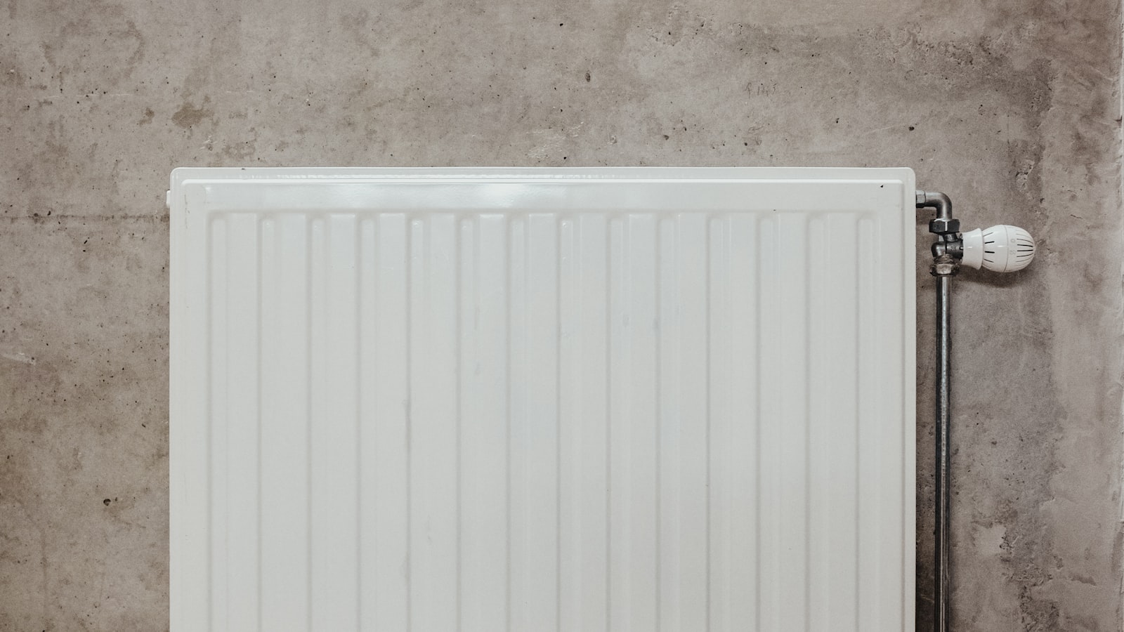 Radiateur en fonte dans une piece de maison