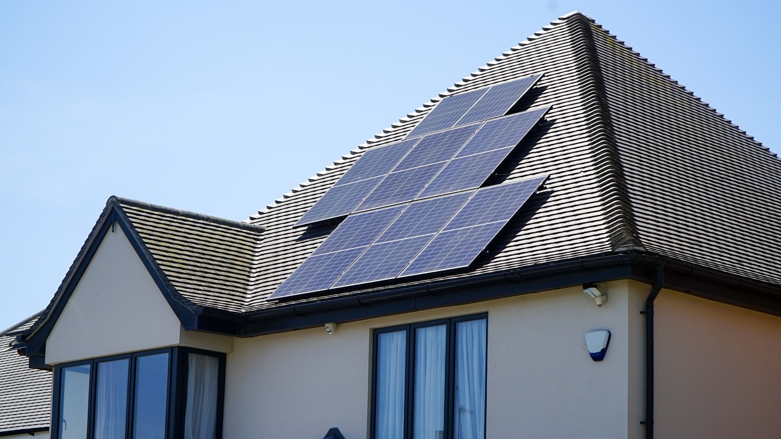 Panneaux solaires posés sur la toiture d une maison individuelle
