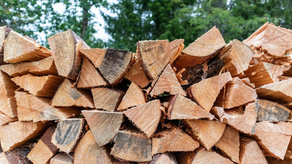 Buches de bois empilees, combustible pour poele bois ou mixte