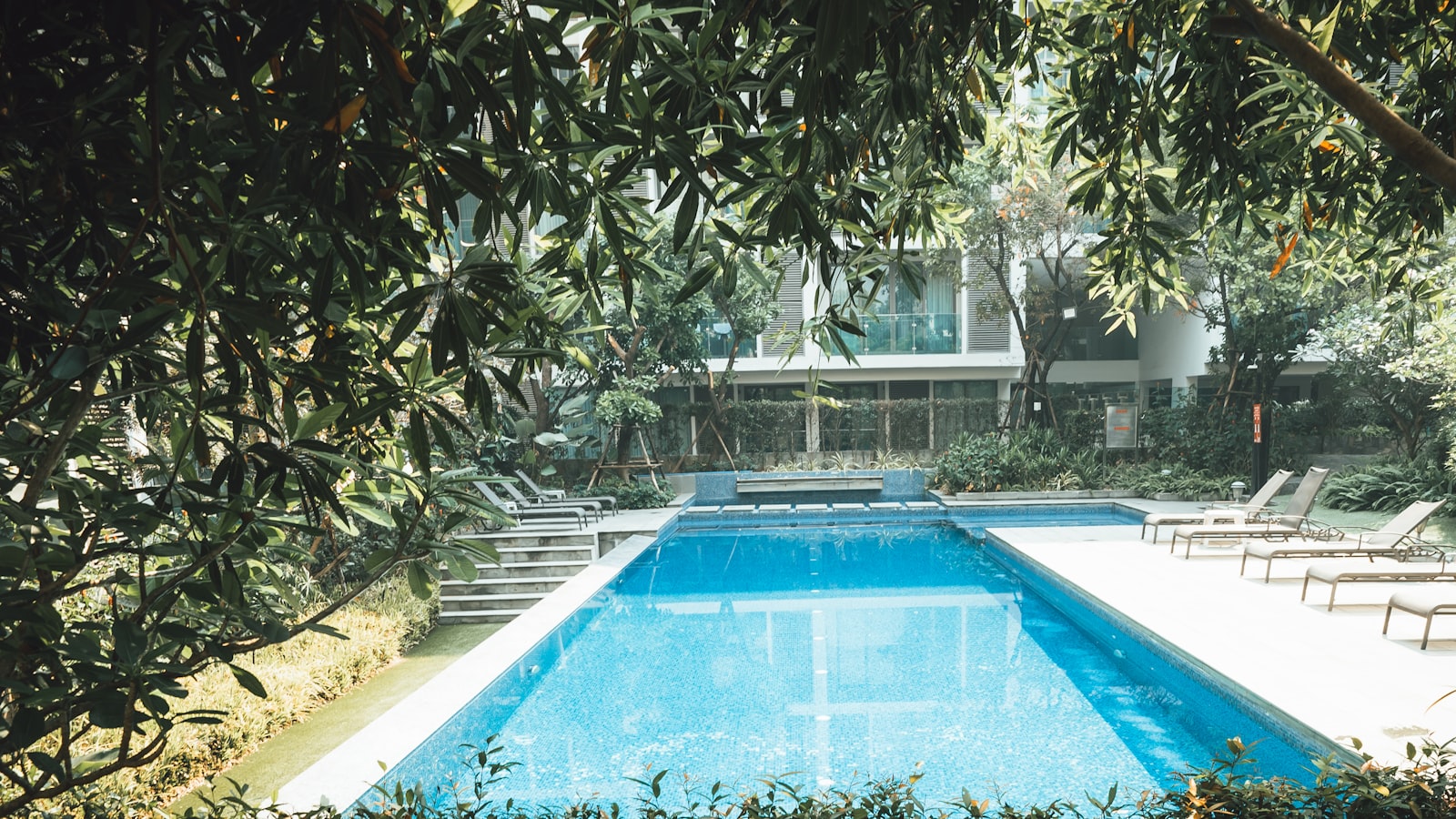 Piscine de jardin entourée d'arbres : la PAC prolonge la saison de baignade