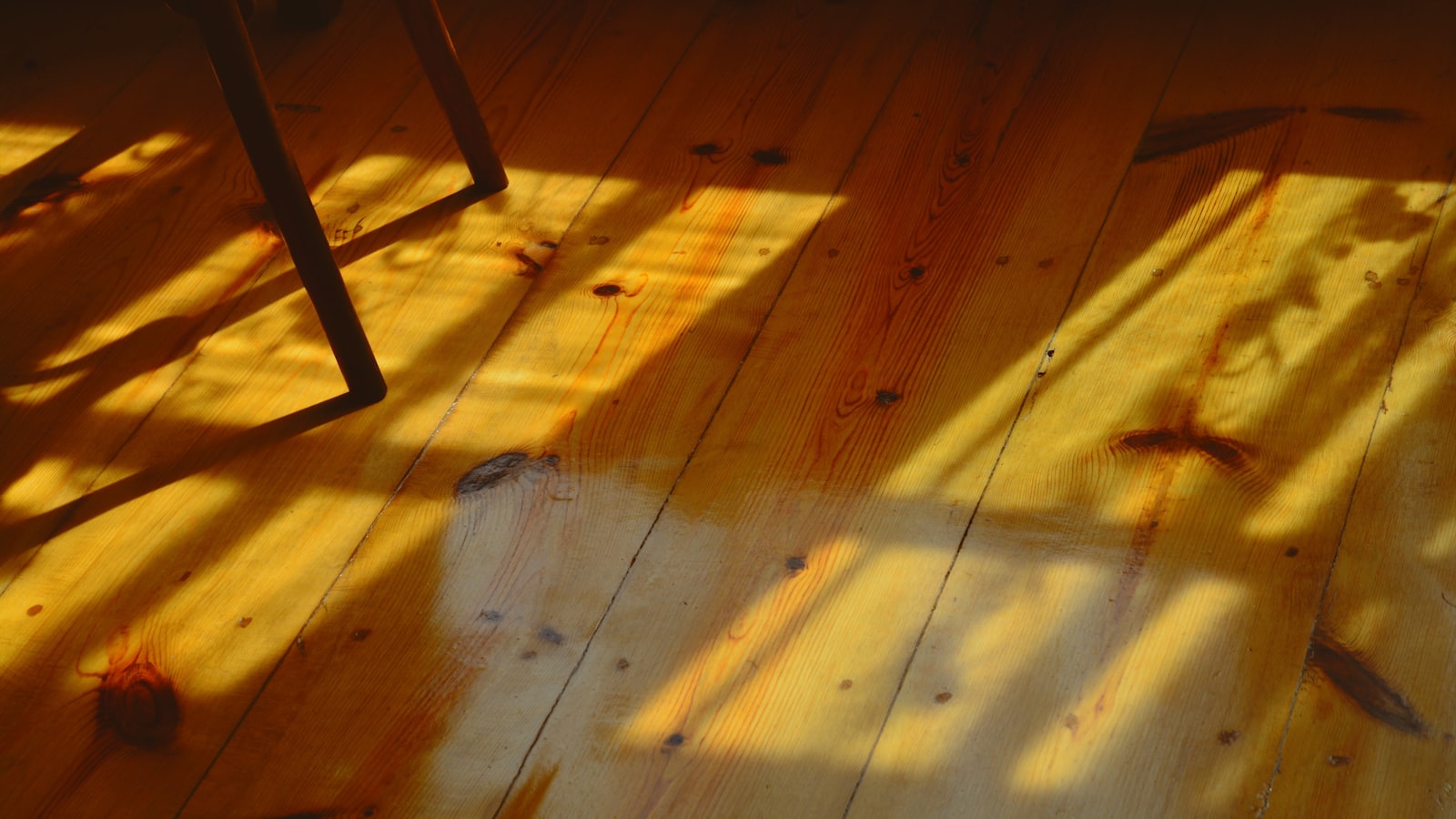 Plancher en bois baigné de soleil : le chauffage-rafraîchissement passe par le sol