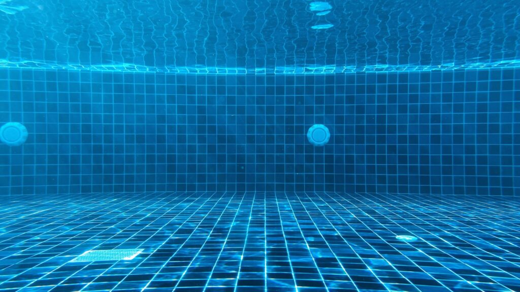 Equipement technique d'une piscine avec pompe et filtration au soleil