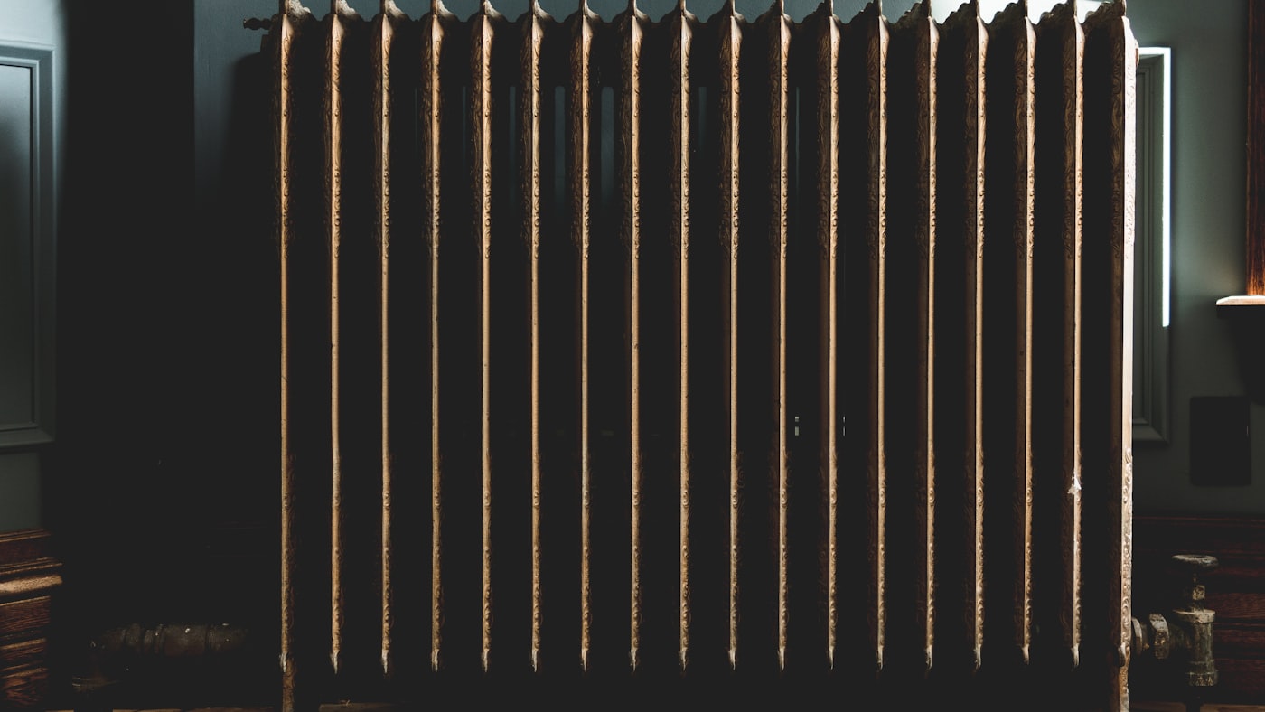 Radiateur en fonte, illustration de la production d'eau chaude à haute température par une pompe à chaleur au propane R290