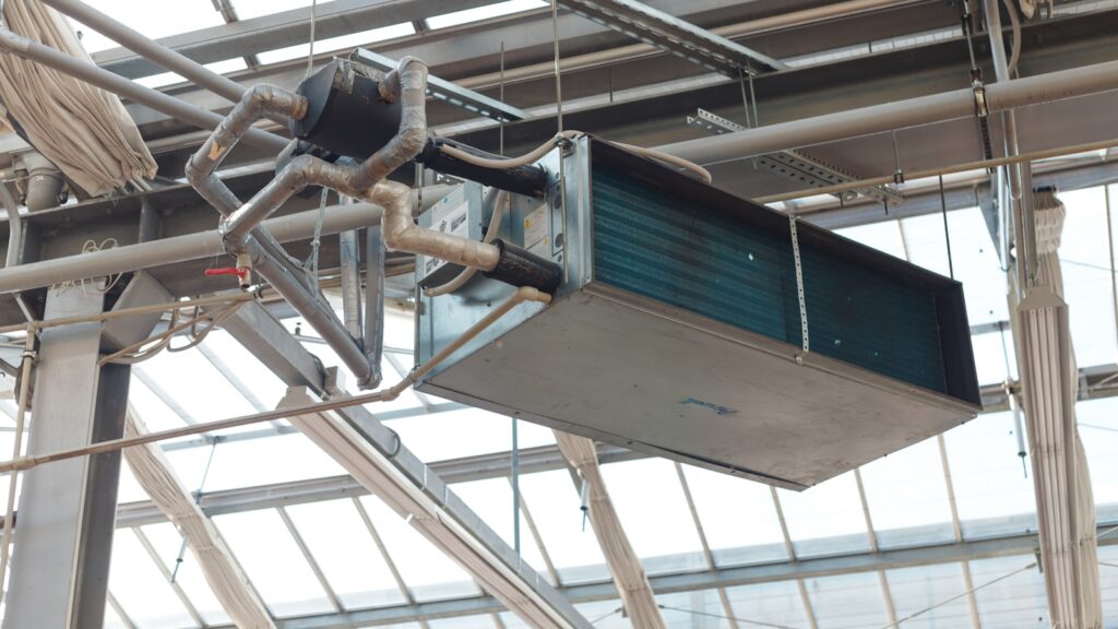 Unité de ventilation industrielle suspendue dans un atelier