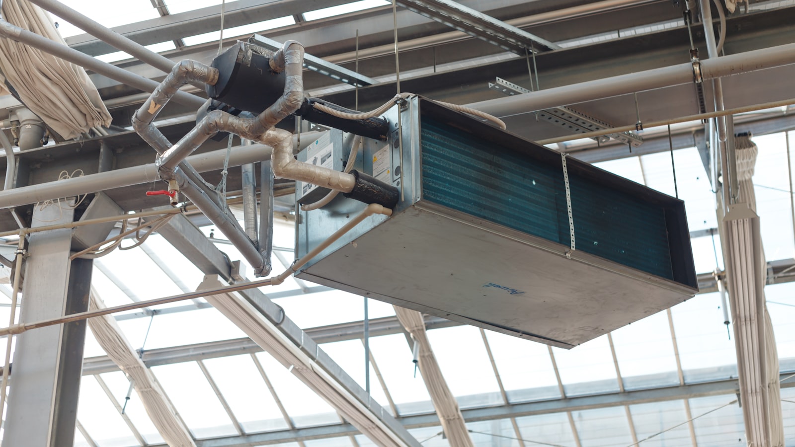 Unité de ventilation industrielle suspendue dans un atelier