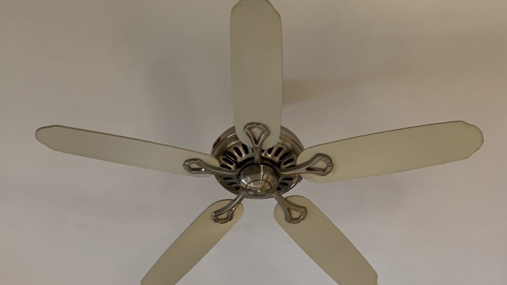 Ventilateur de plafond en fonctionnement dans une pièce de vie l été