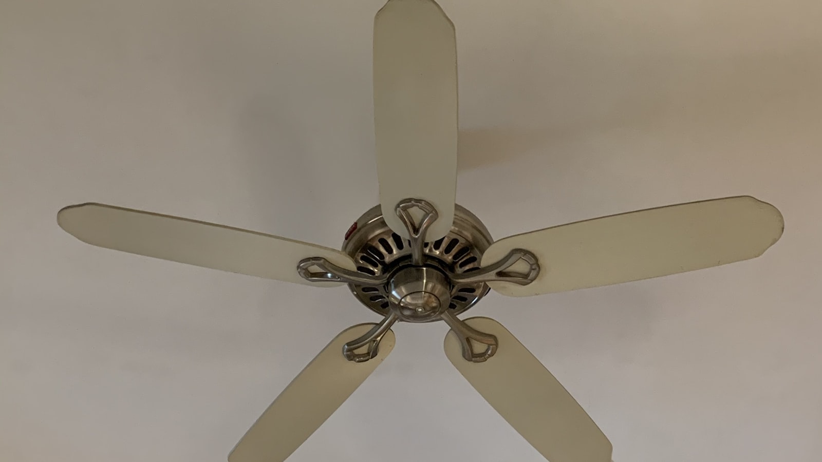 Ventilateur de plafond en fonctionnement dans une pièce de vie l été