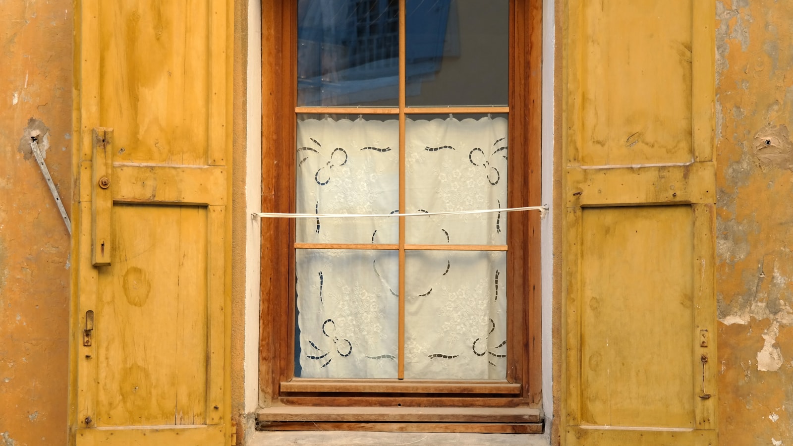 Facade de maison avec volets exterieurs contre le soleil