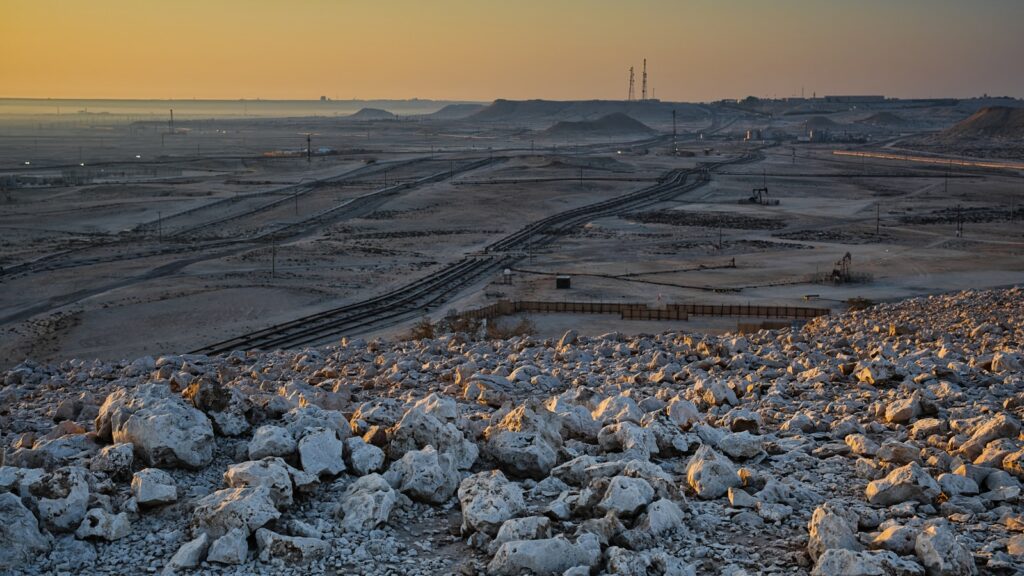 Turbines à gaz d'une centrale électrique industrielle dans un paysage désertique texan
