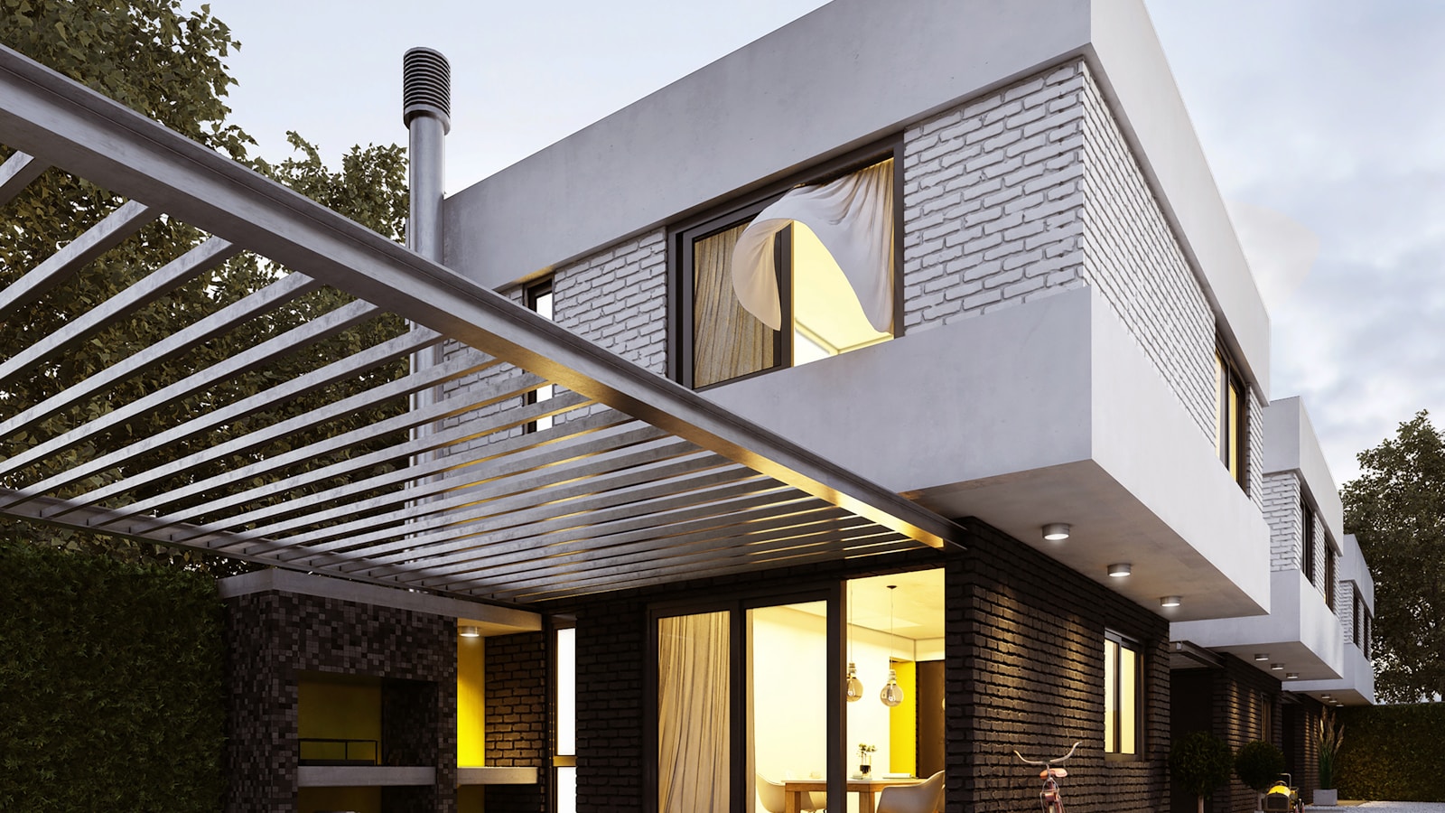 Façade de maison neuve équipée de brise-soleil extérieurs au-dessus de baies vitrées