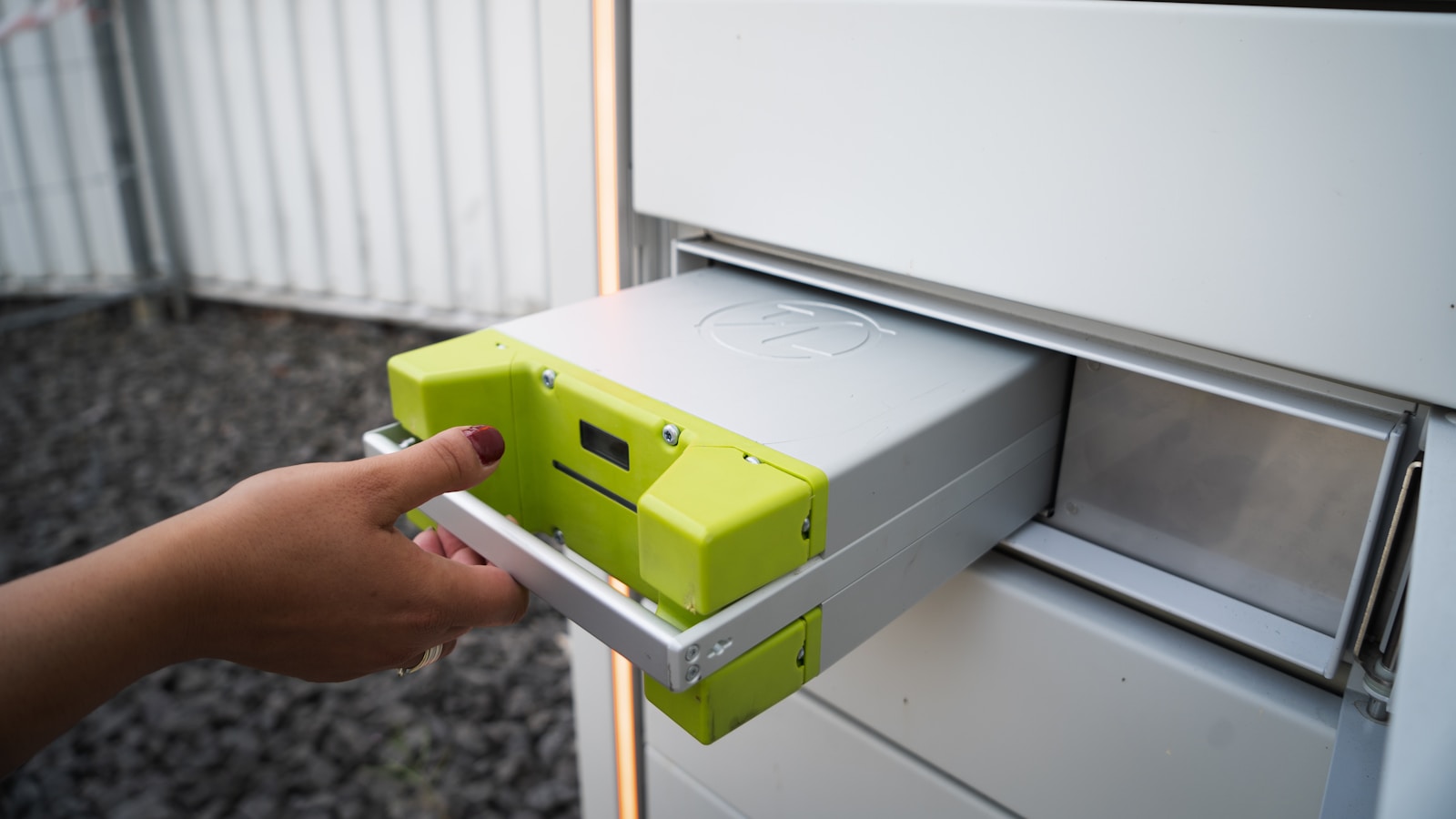 Batterie de stockage domestique fixée au mur d'un garage à côté de l'onduleur solaire