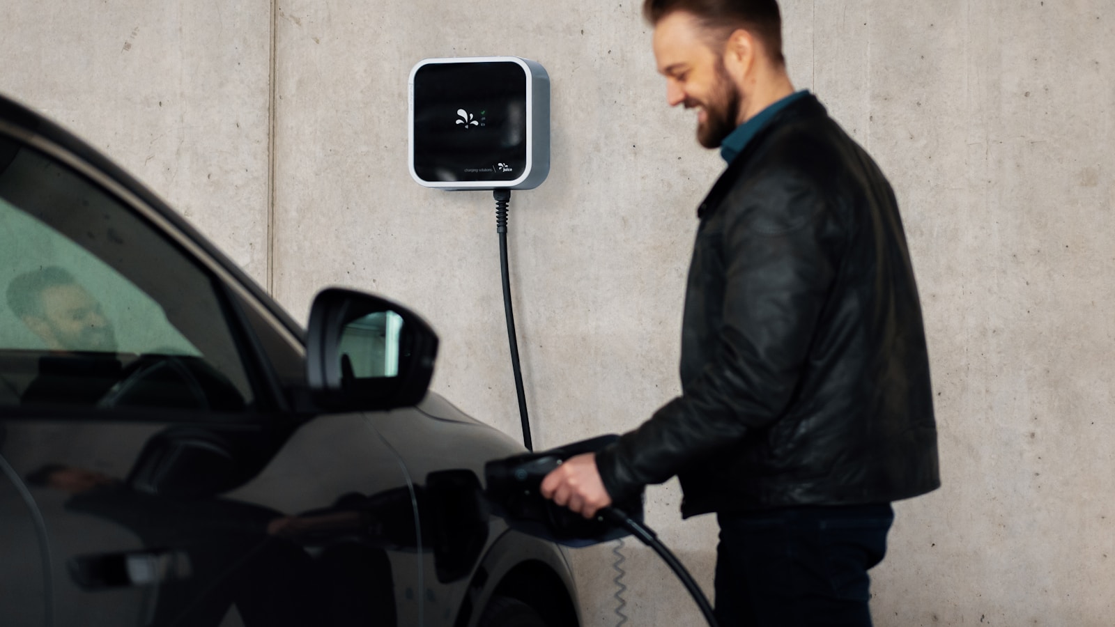 Borne de recharge murale pour voiture électrique installée dans un garage de maison