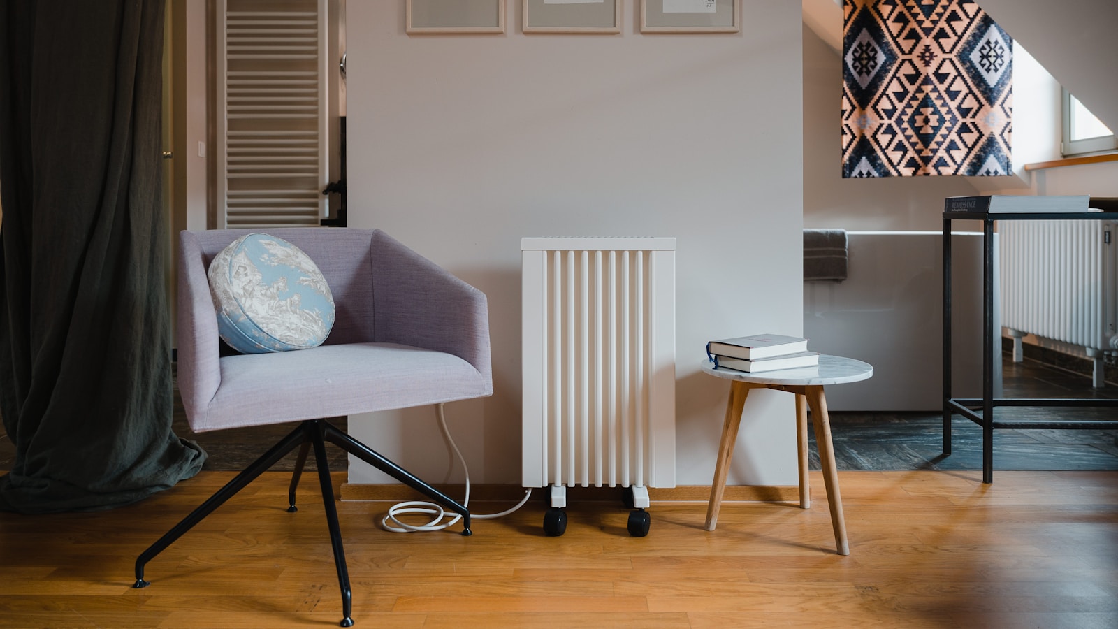 Chauffage d'appoint électrique posé dans un séjour un matin d'automne