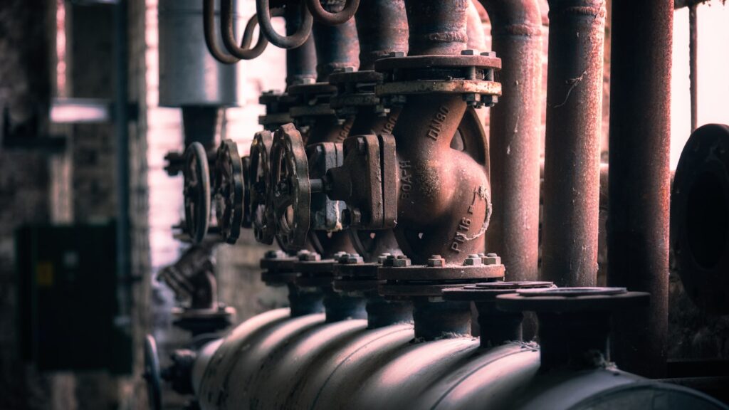 Local technique avec chaudiere et reseau de chauffage dans une maison individuelle