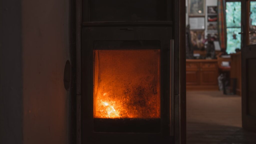 Foyer ferme de chauffage au bois en fonctionnement dans une maison