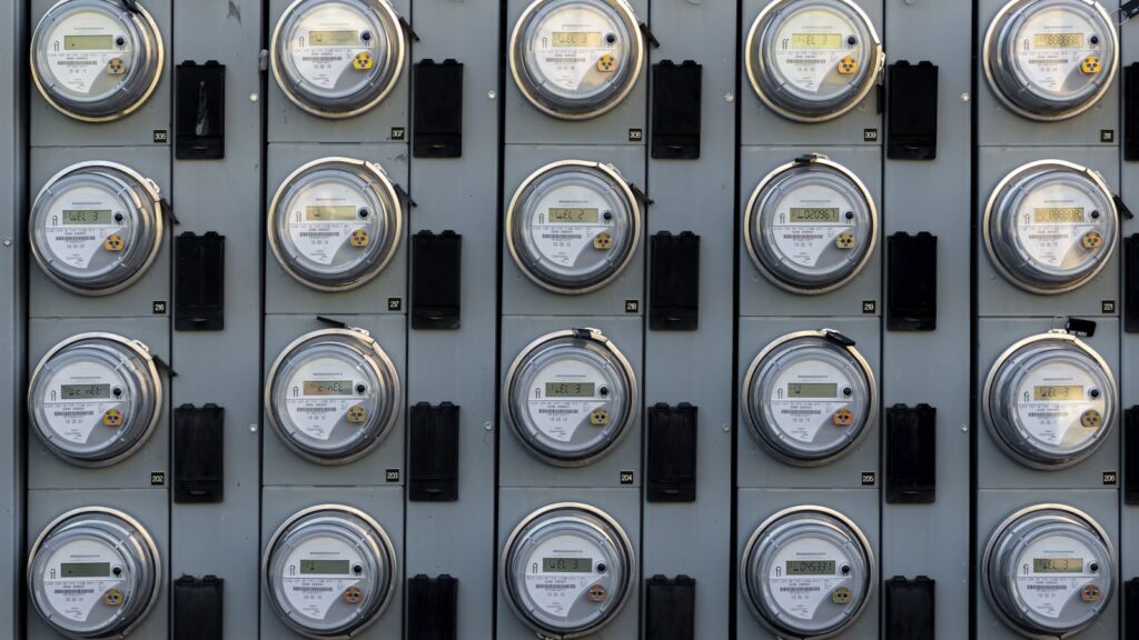 Compteur electrique communicant fixe sur un mur