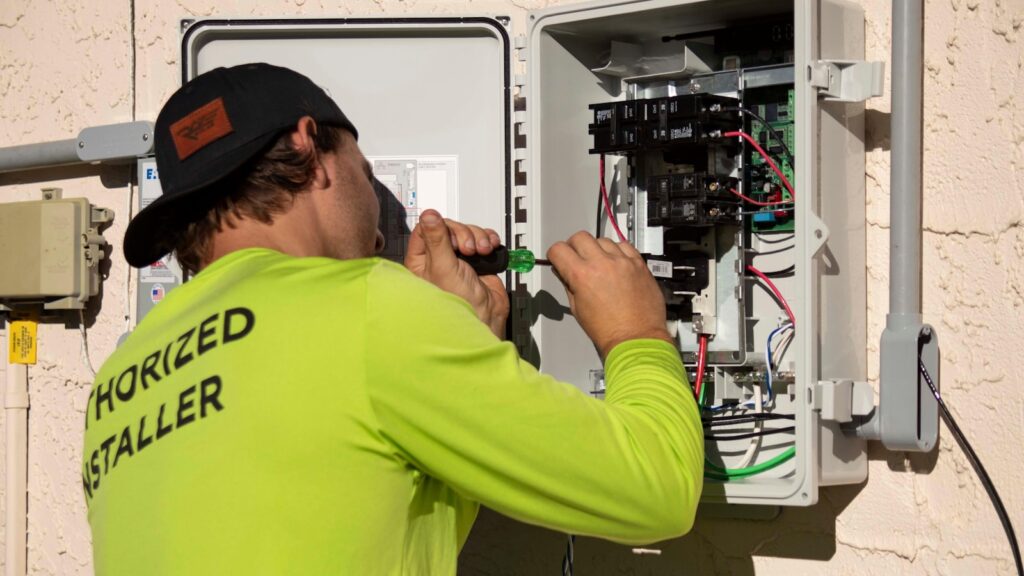 Technicien intervenant sur une unite de climatisation lors d une visite d entretien