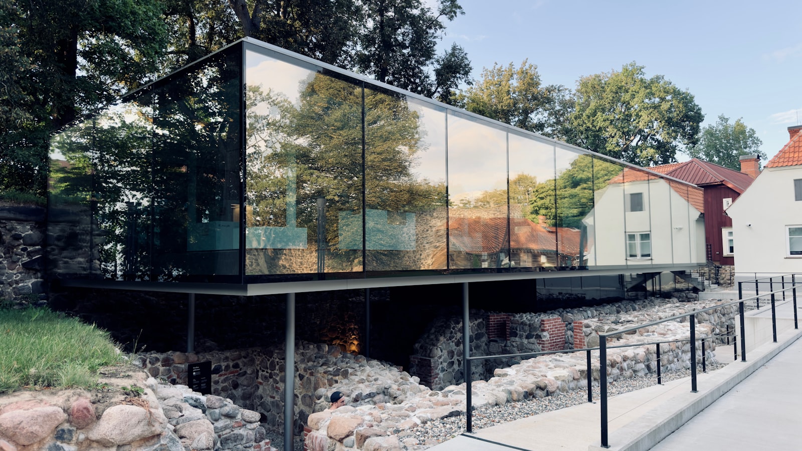 Maison contemporaine a grande paroi vitree exposee au soleil