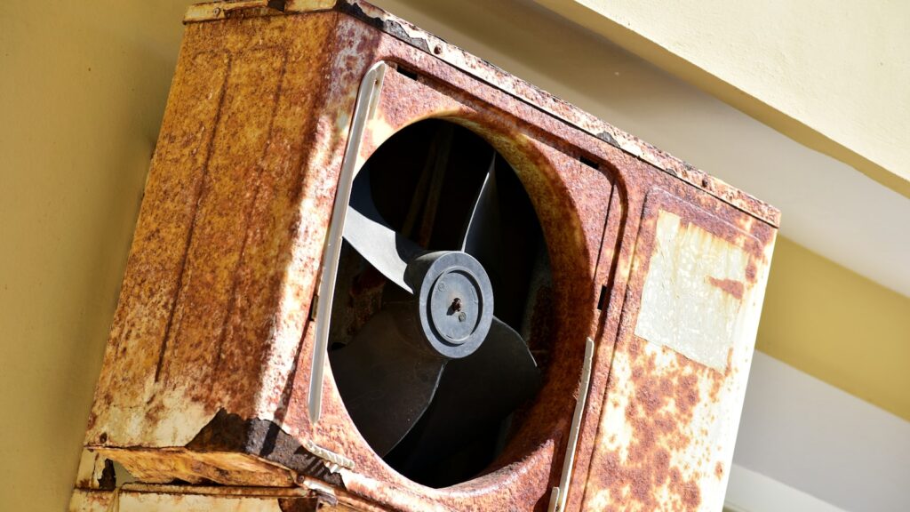 Reseau de gaines de ventilation en combles au dessus d un plafond
