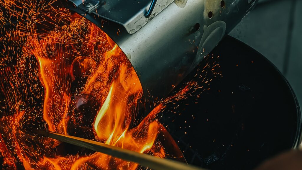 Granules de bois en gros plan devant un equipement de chauffage