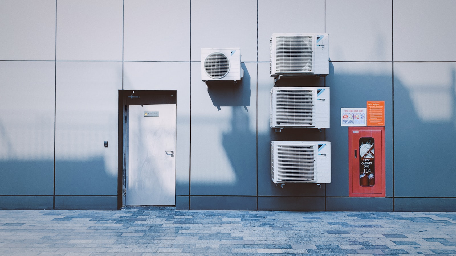 Groupe exterieur de climatisation fixe le long d une facade