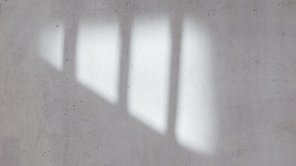 Mur massif en plein soleil, ombre portee marquee