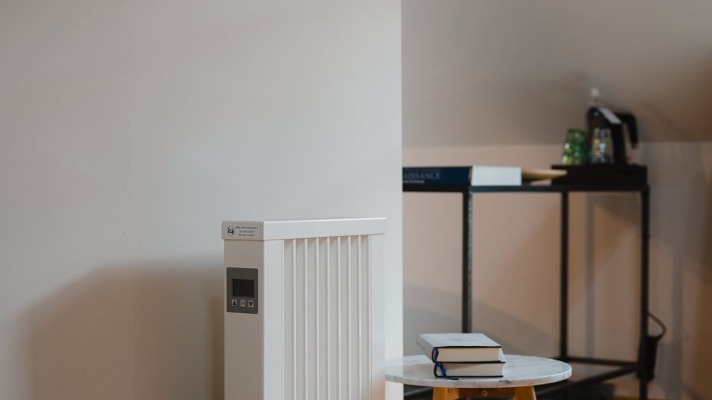 Radiateur electrique mural blanc dans un sejour clair