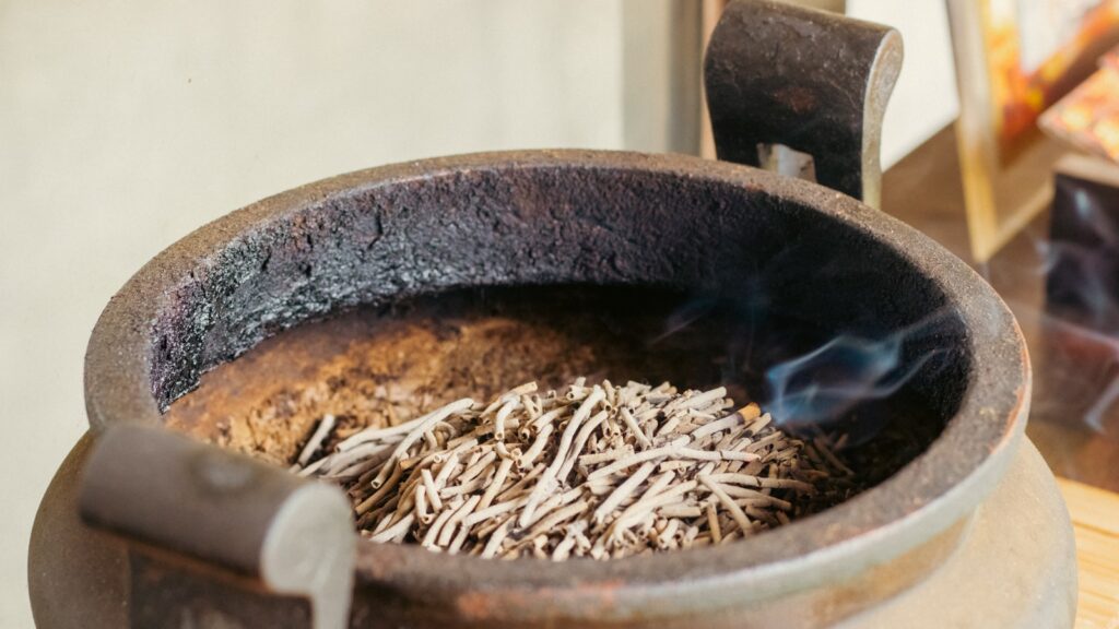 Granules de bois stockes en vrac pour alimenter une chaudiere