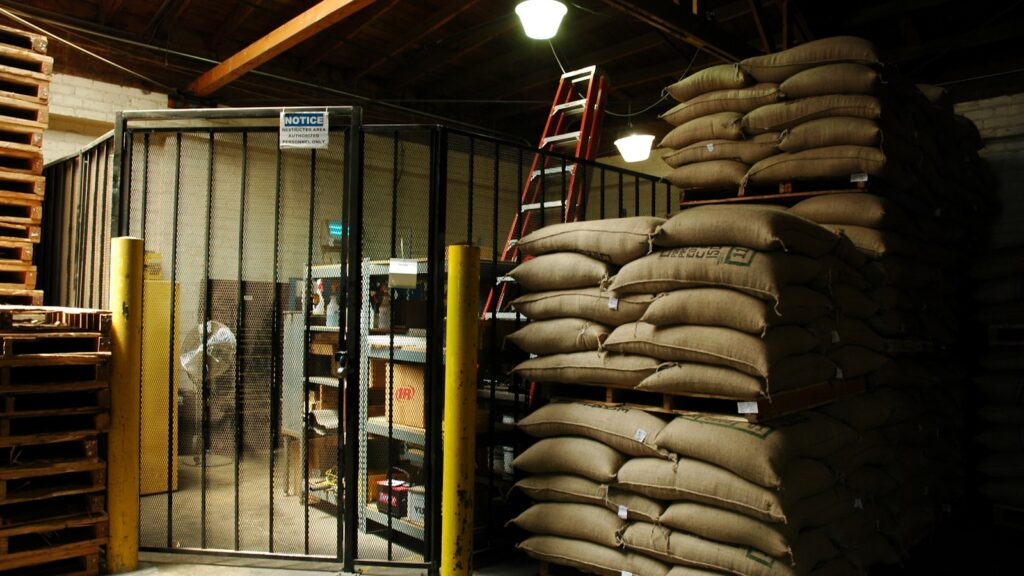 Sacs empiles dans un local de stockage servant de reserve de combustible
